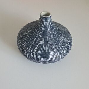 Handcrafted Navy Blue Ceramic Vase – Decorative Home Art